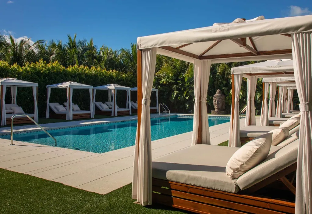 Pool at all-inclusive resort Bungalows Key Largo in Florida